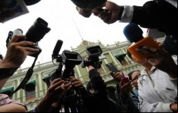 Ratificamos nuestro compromiso irrenunciable con la defensa de los derechos ciudadanos y la democracia en Bolivia, subrayó el gremio de periodistas