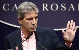Estos impuestos afectaban la competitividad de estas empresas argentinas en el exterior, explicó Caputo 
