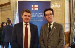 El Primer Ministro de las islas Feroe Aksel Vilhelmsson Johannesen, junto al Representante del Gobierno de Falklands en Londres, Richard Hyslop (der.)