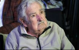 El actual presidente uruguayo, Yamandú Orsi, confirmó el deterioro de la salud de Mujica tras visitarlo el viernes. Está muy mal, dijo Orsi a la prensa.