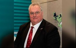 El legislador MLA Roger Spink, miembro informante de la discusión del presupuesto, quien contempla como armonizar las distintas posiciones 