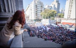 Comerciantes de ambos bandos lanzaron artículos en defensa de la expresidenta o del fallo judicial que ordenó su encarcelamiento