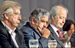 El Presidente electo Mujica rodeado del Vice Cr. Astori y el empresario Lopez Mena 