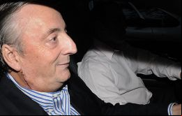 El ex presidente argentino, Néstor Kirchner, a la salida del hospital donde fue operado el pasado fin de semana de una obstrucción en la carótida