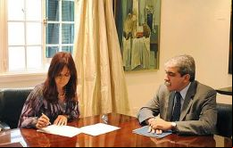 La presidenta Cristina Fernandez junto al Jefe de Gabinete, Aníbal Fernández firma el decreto