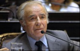 Carlos Menem en su banca del Senado