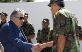 El Pte. Mujica saluda al Jefe del Ejército General Rosales