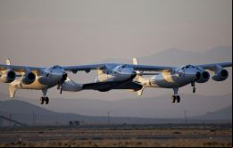 El avión espacial Enterprise, en el centro, sujeto a la nave nodriza WhiteKnightTwo durante su primer vuelo de prueba 