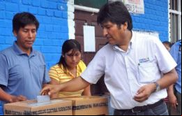 El presidente de Bolivia, Evo Morales, votando durante las elecciones municipales y departamentales, cuyos resultados oficiales serán divulgados en los próximos días.