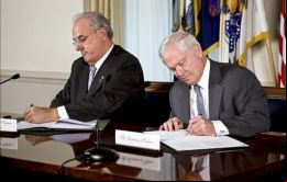 El ministro de Defensa brasileño, Nelson Jobim, y su homólogo de Estados Unidos, Robert Gates, firman un acuerdo militar.