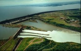 Itaipú  es compartida con Paraguay en el Río Paraná