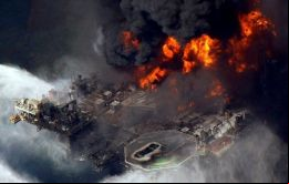 La plataforma en llamas luego de la explosión
