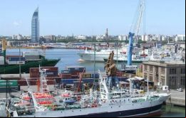 Vista del puerto de Montevideo donde atracan los pesqueros que operan en el Atlántico Sur 