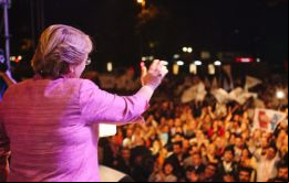 La ex presidenta celebra con seguidores pero la mayoría absoluta se escapó por pocos puntos  