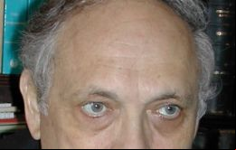 Embajador Chase es un distinguido abogado con larga experiencia diplomática   