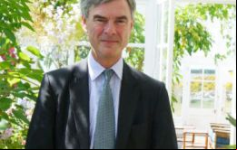 El Gobernador Haywood en uno de los jardines de invierno de la residencia oficial (Foto: Martín Otheguy)