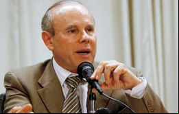 El ministro estimó un crecimiento promedio del 4% basado en una tasa sostenida de inversión 