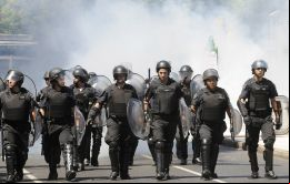 Serios incidentes con gases y balas de gomas frente a la gobernación de Catamarca entre la policía y la gendarmería 