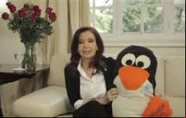 Sin el riguroso luto la presidenta cuando su retorno a la escena pública se presentó con un pingüino     