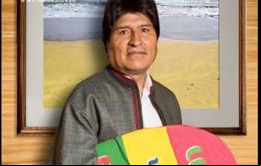 En la contratapa de Garganta Poderosa aparece Morales en una playa con una tabla de surf y la leyenda Urgente, un mar para Bolivia