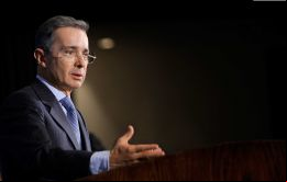 El ex presidente (2002/2010) también criticó a Santos por su 'ambigüedad' en el conflicto con Nicaragua 