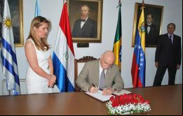 Canciller Loizaga firma el Instrumento de Ratificación del Protocolo de Adhesión de Venezuela al Mercosur