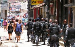 Policía buscaba el asesino de una oficial en el Complexo de Alemao 