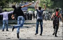 Manifestantes armados con palos y piedras se enfrentaron a la policía.