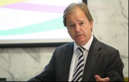 El Gobierno Británico cumplirá con la responsabilidad que le impone la Carta de ONU de respetar el derecho a la libre determinación, dijo Swire a los Isleños 