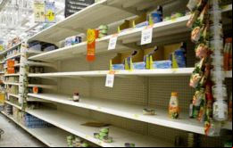 Las góndolas vacías en un comercio de Caracas 