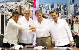 Los cuatro presidentes con el histórico documento firmado en Cartagena 