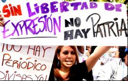 Trabajadores de la prensa salieron a la calle para pedir el gobierno libere dólares para la compra de papel prensa 