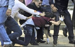 Las marchas pacíficas derivaron en serios incidentes con muertos luego de ataques por parte de motoristas armados  (Foto EFE)