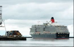 Por lo visto el Queen Victoria debió retirar la bandera de la marina mercante inglesa so pena de fuerte multa 