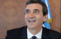 Según Randazzo, el Papa quiere seguir viajando por el mundo con pasaporte argentino