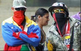 En motocicletas embisten contra las manifestaciones abriendo fuego indiscriminadamente 