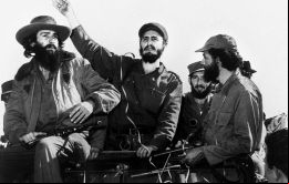 El ex-maestro y luego comandante (Izq) al ingreso de La Habana cuando la caída de Batista.