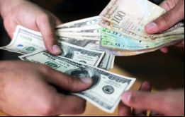 Al cambio oficial el dólar vale 6.3 Bolívares pero en el negro, la 'lechuga' cuesta por lo menos diez veces más 