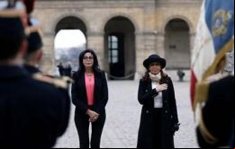 La presidenta con su delegación escucha el himno argentino