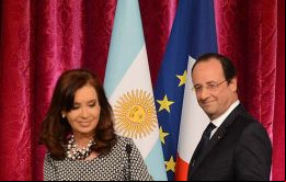 Los dos presidentes en la foto oficial y durante la conferencia de prensa en el Palacio del Eliseo 