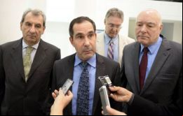 El embajador de Gran Bretaña, Jeremy Hobbs, dialoga con periodistas en la Cancillería. Acompañan los embajadores de Alemania, Claude Ellner (izq), y de EE.UU., James Thessin. (Foto:ABC Color)