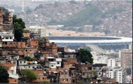 Estadio de Maracaná y las favelas de Rio 