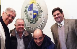 Los legisladores junto al Escudo del consulado de Uruguay el cual se conserva en el Museo de las Islas  