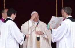 El Papa Francisco comenzó la ceremonia de canonización en latín 