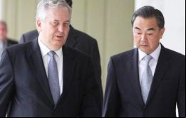 Figuereido junto a Wang Yi en Brasilia, preparando la visita del presidente Xi Jinping en julio 