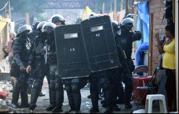 Los enfrentamientos con el crimen organizado en las favelas de Rio son recurrentes a pesar de la presencia militar 