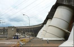 En 2013, Itaipú produjo 98,6 millones de megavatios hora, o sea 75 % de la energía consumida por Paraguay y el 17 % de demanda de Brasil.