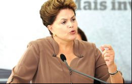 La presidenta dijo a sus congéneres del periodismo que Brasil es un país sólido