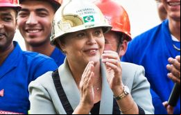 La presidenta junto a los obreros en la Arena Corinthians 
