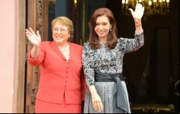 Michelle y Cristina, viejas amigas que quieren recomponer una relación bilateral algo olvidada cuando Piñera 
